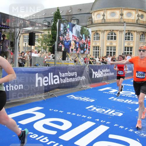 29.06.2025 - hella hamburg halbmarathon Michael Strokosch http://msf.ph/oto/8269252 29.06.2025 10:53:00 Ziel 1257, 1258, 2099, 4557, 4558, 4770, 5907, 7509, 8139, 8720, 8955, 10724, 12367, 12519, 12910, 14791, 15430, 18590, 18720 meine-sportfotos.de