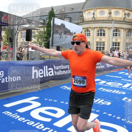 29.06.2025 - hella hamburg halbmarathon Michael Strokosch http://msf.ph/oto/8269292 29.06.2025 10:53:00 Ziel 1257, 1258, 2099, 4557, 4558, 4770, 5907, 7509, 8139, 8720, 8955, 10724, 12367, 12519, 12910, 14791, 15430, 18590, 18720 meine-sportfotos.de