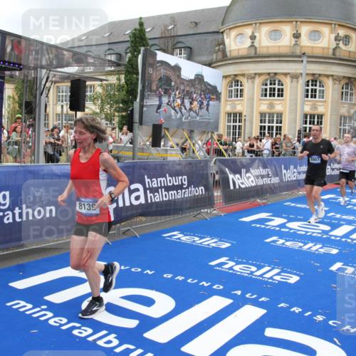 29.06.2025 - hella hamburg halbmarathon Michael Strokosch http://msf.ph/oto/8269422 29.06.2025 10:53:01 Ziel 1258, 2099, 3334, 4557, 4558, 4770, 5907, 7509, 8139, 8720, 9093, 10724, 12155, 12367, 12519, 12910, 14791, 15430, 18590, 18720 meine-sportfotos.de