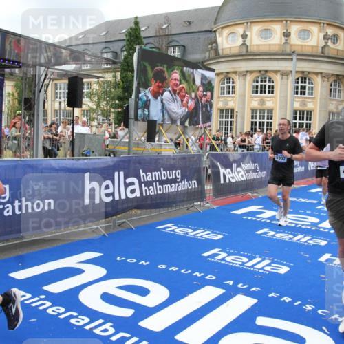 29.06.2025 - hella hamburg halbmarathon Michael Strokosch http://msf.ph/oto/8269487 29.06.2025 10:53:02 Ziel 2099, 3334, 4770, 5907, 7509, 8139, 8587, 9093, 10724, 12155, 12367, 12519, 12910, 14791, 15430, 18590, 18720 meine-sportfotos.de