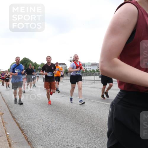 29.06.2025 - hella hamburg halbmarathon Lena Gebhardt http://msf.ph/oto/8269529 29.06.2025 10:46:18 Lombardsbrücke 1004, 1100, 1421, 1426, 1429, 1465, 1532, 1555, 1608, 1837, 1867, 1868, 2398, 2423, 2500, 2697, 2773, 2813, 2951, 2954, 3410, 3469, 4104, 4119, 4223, 4355, 4448, 4572, 5697, 5703, 5769, 5770, 5854, 5892, 6068, 6124, 6161, 6333, 6392, 7303, 7356, 7364, 7368, 7374, 7605, 7767, 7894, 7960, 7983, 8047, 8551, 8700, 9120, 9121, 9129, 9337, 9426, 9445, 10153, 10230, 10367, 10511, 11358, 11361, 11876, 11910, 12298, 12333, 12507, 12522, 13969, 14261, 15852 meine-sportfotos.de