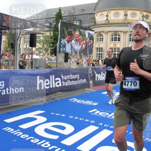 29.06.2025 - hella hamburg halbmarathon Michael Strokosch http://msf.ph/oto/8269536 29.06.2025 10:53:02 Ziel 2099, 3334, 4770, 5907, 7509, 8139, 8587, 9093, 10724, 12155, 12367, 12519, 12910, 14791, 15430, 18590, 18720 meine-sportfotos.de