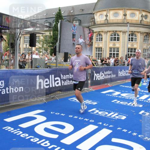29.06.2025 - hella hamburg halbmarathon Michael Strokosch http://msf.ph/oto/8269642 29.06.2025 10:53:03 Ziel 3258, 3334, 4770, 5907, 7509, 8139, 8587, 9093, 12155, 12367, 12519, 12910, 14791, 15430, 18590, 18720 meine-sportfotos.de