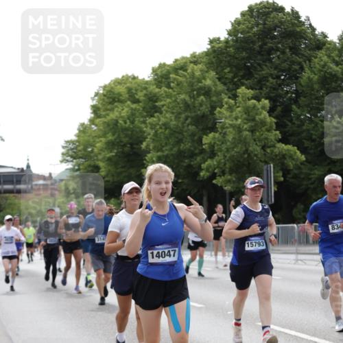 29.06.2025 - hella hamburg halbmarathon Jannik Wohlers http://msf.ph/oto/8269648 29.06.2025 10:33:48 Lombardsbrücke 1672, 1705, 1787, 2265, 2464, 2496, 2526, 2801, 2933, 3145, 3829, 3848, 4807, 4824, 4826, 5584, 6105, 7324, 7329, 8277, 8349, 8965, 10360, 10564, 11432, 11642, 11668, 12165, 12330, 12896, 13437, 13485, 13747, 14047, 14058, 14854, 14855, 14873, 14919, 15792, 15793, 15845, 15983, 16115, 16578, 17105, 17440, 17650, 17789, 17953, 18044 meine-sportfotos.de