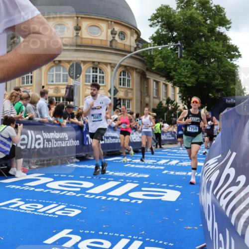 29.06.2025 - hella hamburg halbmarathon Strokosch-Dieckow http://msf.ph/oto/8269649 29.06.2025 10:46:12 Ziel 1569, 1759, 2048, 2590, 2707, 3056, 3087, 4949, 6388, 6691, 7450, 7961, 9497, 10796, 11094, 11125, 14200, 14262, 16136, 16466, 16475, 17190, 18118, 18702, 18797 meine-sportfotos.de