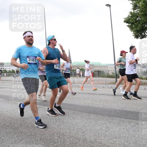 29.06.2025 - hella hamburg halbmarathon Lena Gebhardt http://msf.ph/oto/8269660 29.06.2025 10:54:15 Lombardsbrücke 13850, 3187, 318, 6691, 1017, 1263, 1687, 1744, 1753, 1762, 1779, 1789, 1822, 1949, 2079, 2244, 2372, 2532, 2600, 2761, 2854, 3055, 3079, 3187, 3188, 3249, 3364, 3465, 3467, 3557, 3761, 3795, 3857, 4323, 4685, 4720, 4838, 4971, 5157, 5185, 5216, 5309, 5430, 5514, 5804, 5817, 5898, 5933, 5964, 5993, 6023, 6039, 6192, 6279, 6468, 6583, 6987, 6988, 7498, 7614, 7670, 7874, 7946, 7986, 8801, 8803, 8867, 8924, 9130, 9138, 9203, 9503, 9572, 10207, 11354, 11390, 11785, 12930 meine-sportfotos.de