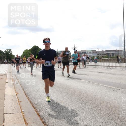 29.06.2025 - hella hamburg halbmarathon Lena Gebhardt http://msf.ph/oto/8269688 29.06.2025 10:19:54 Lombardsbrücke 18322, 7917, 6874, 1110, 1115, 1145, 1154, 1534, 1708, 2017, 2064, 2357, 2405, 2441, 2918, 2993, 2995, 3278, 3446, 3678, 4108, 4110, 4170, 4539, 4562, 4570, 4585, 4737, 4739, 4979, 5035, 5123, 5251, 5397, 5449, 5556, 5659, 5849, 5878, 6444, 6796, 6797, 6872, 6874, 6939, 7137, 7248, 7249, 7519, 7808, 7836, 7917, 8146, 8387, 8427, 8537, 8738, 9196, 9856, 10349, 10540, 10550, 10594, 10622, 10701, 11028, 11036 meine-sportfotos.de