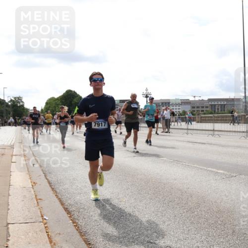 29.06.2025 - hella hamburg halbmarathon Lena Gebhardt http://msf.ph/oto/8269727 29.06.2025 10:19:54 Lombardsbrücke 18322, 7917, 6874, 16016, 1110, 1115, 1145, 1154, 1534, 1708, 2017, 2064, 2357, 2405, 2441, 2918, 2993, 2995, 3278, 3446, 3678, 4108, 4110, 4170, 4539, 4562, 4570, 4585, 4737, 4739, 4979, 5035, 5123, 5251, 5397, 5449, 5556, 5659, 5849, 5878, 6444, 6796, 6797, 6872, 6874, 6939, 7137, 7248, 7249, 7519, 7808, 7836, 7917, 8146, 8387, 8427, 8537, 8738, 9196, 9856, 10349, 10540, 10550, 10594, 10622, 10701, 11028, 11036 meine-sportfotos.de