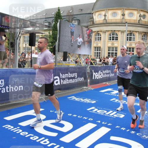 29.06.2025 - hella hamburg halbmarathon Michael Strokosch http://msf.ph/oto/8269746 29.06.2025 10:53:04 Ziel 3059, 3258, 3334, 4121, 4770, 5907, 7509, 7864, 8587, 9093, 9537, 12155, 12367, 12519, 12910, 14791, 15430, 18590, 18720 meine-sportfotos.de