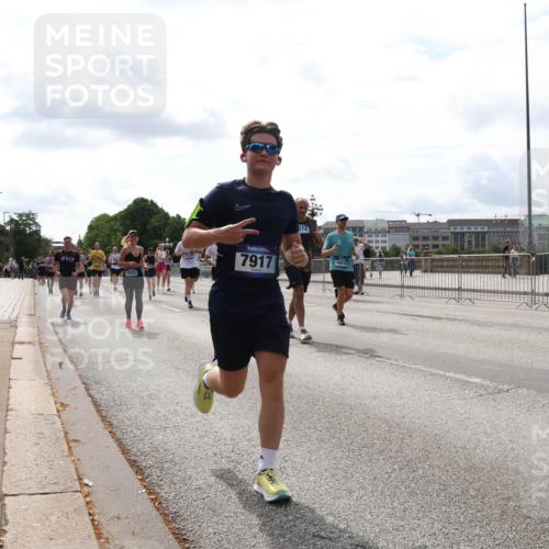 29.06.2025 - hella hamburg halbmarathon Lena Gebhardt http://msf.ph/oto/8269770 29.06.2025 10:19:55 Lombardsbrücke 18322, 7917, 374, 16016, 1110, 1115, 1145, 1154, 1534, 1708, 2017, 2064, 2357, 2405, 2441, 2918, 2993, 2995, 3278, 3446, 3678, 4108, 4110, 4170, 4539, 4562, 4570, 4585, 4737, 4739, 4979, 5035, 5123, 5251, 5397, 5449, 5556, 5659, 5849, 5878, 6444, 6796, 6797, 6872, 6874, 6939, 7137, 7248, 7249, 7519, 7744, 7808, 7836, 7917, 8146, 8387, 8427, 8537, 8738, 9196, 9856, 10349, 10540, 10550, 10594, 10622, 10701, 11028, 11036 meine-sportfotos.de
