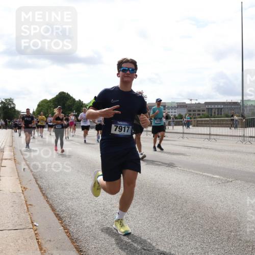 29.06.2025 - hella hamburg halbmarathon Lena Gebhardt http://msf.ph/oto/8269808 29.06.2025 10:19:55 Lombardsbrücke 18322, 7917, 1110, 1115, 1145, 1154, 1534, 1708, 2017, 2064, 2357, 2405, 2441, 2918, 2993, 2995, 3278, 3446, 3678, 4108, 4110, 4170, 4539, 4562, 4570, 4585, 4737, 4739, 4979, 5035, 5123, 5251, 5397, 5449, 5556, 5659, 5849, 5878, 6444, 6796, 6797, 6872, 6874, 6939, 7137, 7248, 7249, 7519, 7744, 7808, 7836, 7917, 8146, 8387, 8427, 8537, 8738, 9196, 9856, 10349, 10540, 10550, 10594, 10622, 10701, 11028, 11036 meine-sportfotos.de