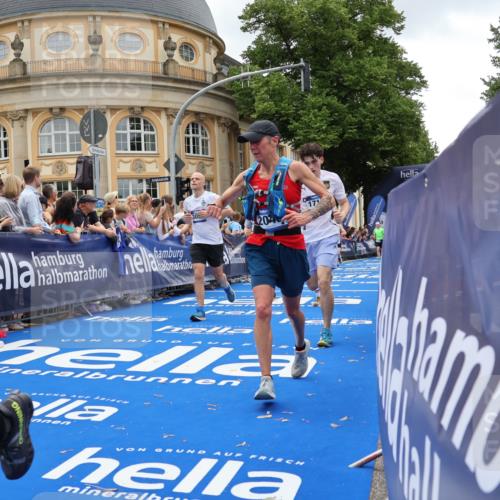 29.06.2025 - hella hamburg halbmarathon Strokosch-Dieckow http://msf.ph/oto/8269851 29.06.2025 10:46:17 Ziel 1569, 1600, 2048, 2222, 2590, 2842, 3056, 4949, 6388, 6421, 6691, 7335, 7450, 8142, 9497, 10796, 11094, 11185, 11773, 12171, 12651, 13698, 14045, 14200, 14262, 16127, 17190, 18118, 18211, 18637, 18797 meine-sportfotos.de