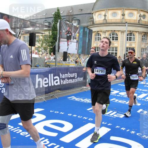 29.06.2025 - hella hamburg halbmarathon Michael Strokosch http://msf.ph/oto/8269862 29.06.2025 10:53:05 Ziel 2208, 3059, 3258, 3334, 4121, 5907, 7509, 7864, 8587, 9093, 9537, 12155, 12367, 12519, 12910, 14323, 14791, 15430, 18590, 18720, 19208 meine-sportfotos.de