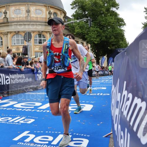 29.06.2025 - hella hamburg halbmarathon Strokosch-Dieckow http://msf.ph/oto/8269877 29.06.2025 10:46:17 Ziel 1569, 1600, 2048, 2222, 2590, 2842, 3056, 4949, 6388, 6421, 6691, 7335, 7450, 8142, 9497, 10796, 11094, 11185, 11773, 12171, 12651, 13698, 14045, 14200, 14262, 16127, 17190, 18118, 18211, 18637, 18797 meine-sportfotos.de