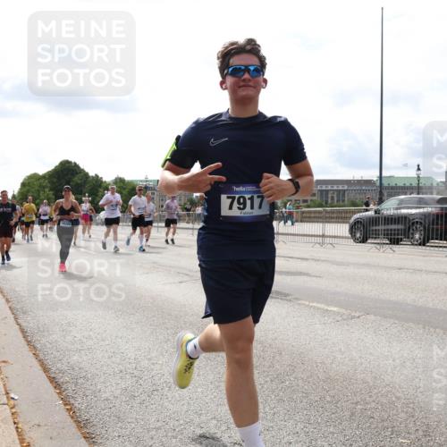 29.06.2025 - hella hamburg halbmarathon Lena Gebhardt http://msf.ph/oto/8269878 29.06.2025 10:19:55 Lombardsbrücke 18322, 7917, 1110, 1115, 1145, 1154, 1534, 1708, 2017, 2064, 2357, 2405, 2441, 2918, 2993, 2995, 3278, 3446, 3678, 4108, 4110, 4170, 4539, 4562, 4570, 4585, 4737, 4739, 4979, 5035, 5123, 5251, 5397, 5449, 5556, 5659, 5849, 5878, 6444, 6796, 6797, 6872, 6874, 6939, 7137, 7248, 7249, 7519, 7744, 7808, 7836, 7917, 8146, 8387, 8427, 8537, 8738, 9196, 9856, 10349, 10540, 10550, 10594, 10622, 10701, 11028, 11036 meine-sportfotos.de
