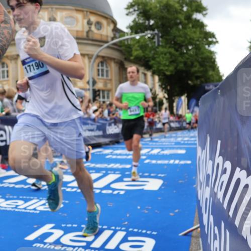 29.06.2025 - hella hamburg halbmarathon Strokosch-Dieckow http://msf.ph/oto/8269909 29.06.2025 10:46:18 Ziel 1569, 1600, 2048, 2222, 2590, 2842, 3056, 4949, 6388, 6421, 6691, 7335, 8142, 9497, 10796, 11094, 11185, 11773, 12171, 12651, 13698, 14045, 14200, 14228, 14262, 14482, 15157, 16127, 17190, 18118, 18211, 18637, 18797, 19209 meine-sportfotos.de