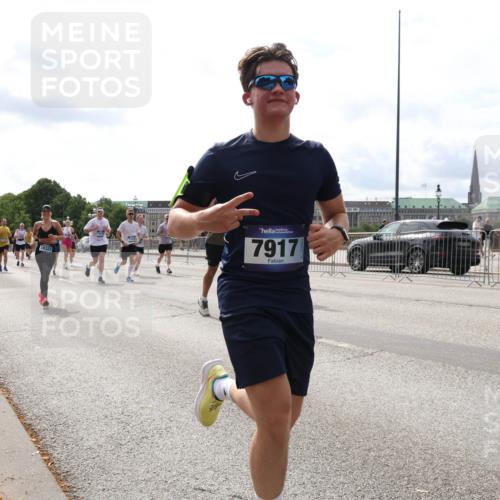 29.06.2025 - hella hamburg halbmarathon Lena Gebhardt http://msf.ph/oto/8269932 29.06.2025 10:19:55 Lombardsbrücke 18322, 7917, 1110, 1115, 1145, 1154, 1534, 1708, 2017, 2064, 2357, 2405, 2441, 2918, 2993, 2995, 3278, 3446, 3678, 4108, 4110, 4170, 4539, 4562, 4570, 4585, 4737, 4739, 4979, 5035, 5123, 5251, 5397, 5449, 5556, 5659, 5849, 5878, 6444, 6796, 6797, 6872, 6874, 6939, 7137, 7248, 7249, 7519, 7744, 7808, 7836, 7917, 8146, 8387, 8427, 8537, 8738, 9196, 9856, 10349, 10540, 10550, 10594, 10622, 10701, 11028, 11036 meine-sportfotos.de
