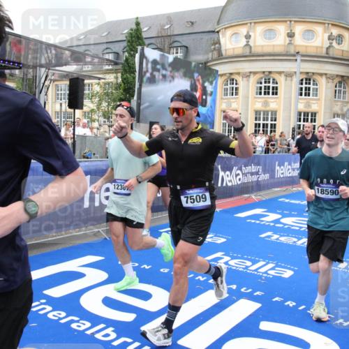 29.06.2025 - hella hamburg halbmarathon Michael Strokosch http://msf.ph/oto/8269987 29.06.2025 10:53:06 Ziel 2208, 3059, 3258, 3334, 4121, 7509, 7864, 8587, 9093, 9537, 12155, 12367, 12519, 12910, 14323, 14791, 15430, 18590, 18720, 19208 meine-sportfotos.de