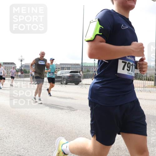 29.06.2025 - hella hamburg halbmarathon Lena Gebhardt http://msf.ph/oto/8270046 29.06.2025 10:19:55 Lombardsbrücke 18322, 6874, 7911, 188, 1110, 1115, 1145, 1154, 1534, 1708, 2017, 2064, 2357, 2405, 2441, 2918, 2993, 2995, 3278, 3446, 3678, 4108, 4110, 4170, 4539, 4562, 4570, 4585, 4737, 4739, 4979, 5035, 5123, 5251, 5397, 5449, 5556, 5659, 5849, 5878, 6444, 6796, 6797, 6872, 6874, 6939, 7137, 7248, 7249, 7519, 7744, 7808, 7836, 7917, 8146, 8387, 8427, 8537, 8738, 9196, 9856, 10349, 10540, 10550, 10594, 10622, 10701, 11028, 11036 meine-sportfotos.de