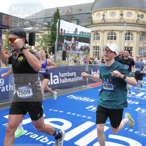 29.06.2025 - hella hamburg halbmarathon Michael Strokosch http://msf.ph/oto/8270051 29.06.2025 10:53:06 Ziel 2208, 3059, 3258, 3334, 4121, 7509, 7864, 8587, 9093, 9537, 12155, 12367, 12519, 12910, 14323, 14791, 15430, 18590, 18720, 19208 meine-sportfotos.de