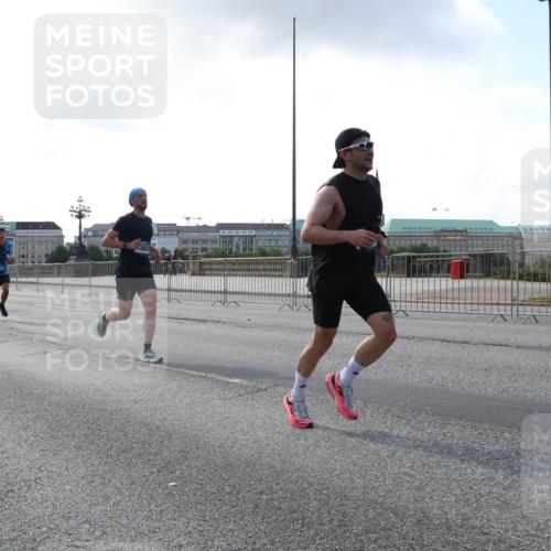 29.06.2025 - hella hamburg halbmarathon Lena Gebhardt http://msf.ph/oto/8270065 29.06.2025 09:44:50 Lombardsbrücke 3838, 1065, 1827, 2021, 2879, 3075, 3201, 3845, 3968, 4678, 5269, 5344, 5367, 6619, 7349, 8473, 8731, 10106, 10156, 10790, 10848, 11169, 11877, 12287, 12337, 12369, 12900, 13779, 13838, 13956, 14164, 14828, 15268, 15576, 15583, 15655, 15880, 16118, 16377, 16508, 16736, 17258, 17354, 18567, 18699, 19114 meine-sportfotos.de