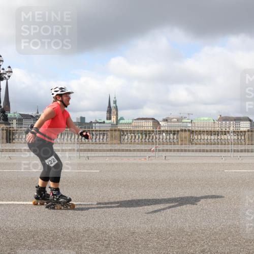29.06.2025 - hella hamburg halbmarathon Lena Gebhardt http://msf.ph/oto/8270083 29.06.2025 09:04:49 Lombardsbrücke  meine-sportfotos.de