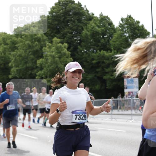29.06.2025 - hella hamburg halbmarathon Jannik Wohlers http://msf.ph/oto/8270093 29.06.2025 10:33:50 Lombardsbrücke 1672, 2265, 2464, 2496, 2510, 2511, 2526, 2801, 2933, 3145, 3829, 3848, 4824, 4826, 5609, 6105, 6574, 7324, 7329, 8277, 8349, 8965, 10360, 10564, 11432, 11668, 12165, 12330, 12896, 13437, 13485, 13747, 14047, 14058, 14854, 14855, 14918, 14919, 15793, 15845, 15983, 16115, 16578, 17105, 17650, 17789, 17953, 18044 meine-sportfotos.de