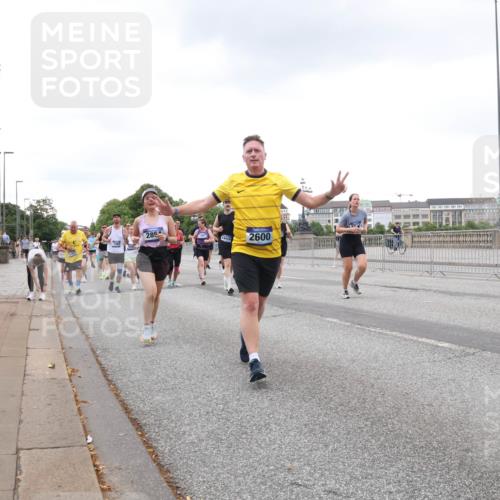 29.06.2025 - hella hamburg halbmarathon Lena Gebhardt http://msf.ph/oto/8270111 29.06.2025 10:54:17 Lombardsbrücke 285, 14416, 1263, 2600, 1017, 1263, 1687, 1744, 1753, 1762, 1779, 1789, 1822, 1949, 2079, 2244, 2372, 2532, 2600, 2761, 2854, 3079, 3187, 3188, 3249, 3364, 3465, 3467, 3557, 3761, 3795, 3857, 4323, 4685, 4720, 4838, 4971, 5157, 5185, 5216, 5309, 5430, 5514, 5804, 5817, 5898, 5933, 5964, 5993, 6023, 6192, 6279, 6468, 6583, 6987, 6988, 7498, 7614, 7670, 7874, 7946, 7986, 8801, 8803, 8867, 8924, 9130, 9138, 9203, 9503, 9572, 10207, 11354, 11390, 11785, 12930 meine-sportfotos.de