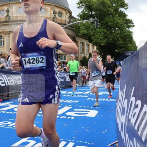 29.06.2025 - hella hamburg halbmarathon Strokosch-Dieckow http://msf.ph/oto/8270163 29.06.2025 10:46:22 Ziel 1600, 2222, 2842, 3056, 4237, 4497, 6421, 6691, 6978, 7335, 8142, 8981, 9386, 9497, 9786, 11185, 11773, 12171, 12651, 12891, 13698, 14045, 14200, 14228, 14262, 14482, 15157, 16127, 18118, 18211, 18637, 19209 meine-sportfotos.de