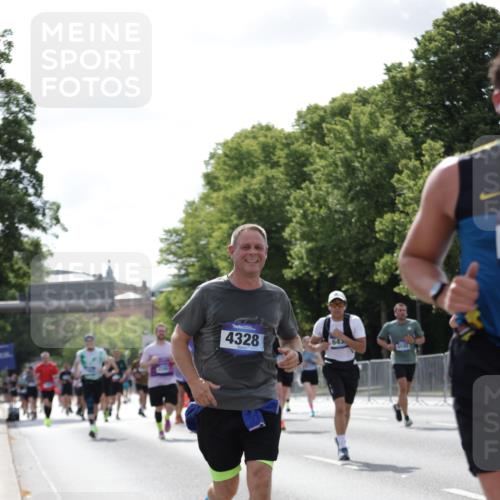 29.06.2025 - hella hamburg halbmarathon Jannik Wohlers http://msf.ph/oto/8270184 29.06.2025 10:01:25 Lombardsbrücke 1184, 1329, 1464, 1653, 1729, 1881, 1940, 2806, 2957, 3039, 4286, 4328, 4663, 5602, 5603, 5742, 6327, 6438, 6595, 8578, 8926, 9230, 10882, 10915, 11771, 11808, 12564, 12734, 12736, 12781, 14026, 14175, 14176, 14375, 14471, 15093, 16424, 16426, 16540, 16909, 17017, 17136, 17503, 17670, 17810, 17951, 17952, 18232, 18555, 18855, 18954, 19159 meine-sportfotos.de