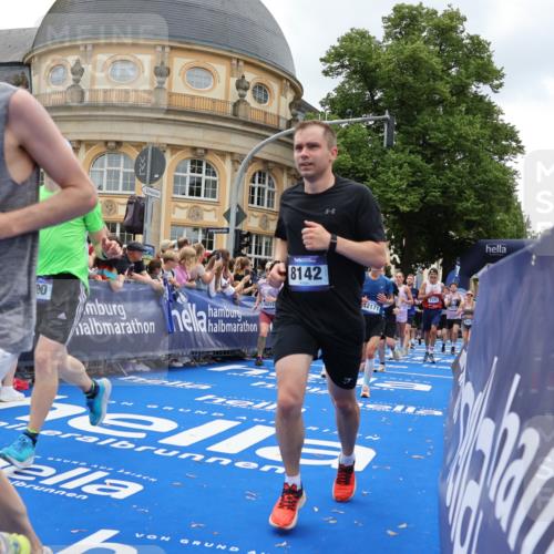 29.06.2025 - hella hamburg halbmarathon Strokosch-Dieckow http://msf.ph/oto/8270195 29.06.2025 10:46:23 Ziel 1600, 2222, 2842, 4237, 4497, 6421, 6691, 6978, 7335, 8142, 8482, 8981, 9232, 9386, 9786, 11185, 11773, 12171, 12651, 12891, 13698, 14045, 14200, 14228, 14262, 14482, 15157, 16127, 18118, 18211, 18637, 19209 meine-sportfotos.de
