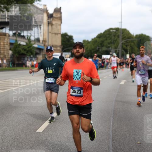 29.06.2025 - hella hamburg halbmarathon Yannick Fuchs http://msf.ph/oto/8270217 29.06.2025 10:36:56 20KM 1209, 1256, 1312, 1700, 1903, 2233, 3523, 4235, 4823, 5436, 5682, 6639, 6721, 6770, 7035, 7363, 7448, 7693, 7734, 7765, 7865, 9833, 10216, 10469, 12098, 13446, 13483, 13709, 13725, 14811, 15095, 15175, 15270, 15301, 16281, 16295, 16507, 16626, 16660, 17000, 17016, 17177, 17363, 17637, 17864, 18330, 18559, 18632, 18920 meine-sportfotos.de