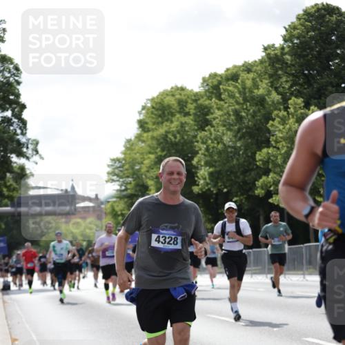 29.06.2025 - hella hamburg halbmarathon Jannik Wohlers http://msf.ph/oto/8270228 29.06.2025 10:01:25 Lombardsbrücke 1184, 1329, 1464, 1653, 1729, 1881, 1940, 2806, 2957, 3039, 4286, 4328, 4663, 5602, 5603, 5742, 6327, 6438, 6595, 8578, 8926, 9230, 10882, 10915, 11771, 11808, 12564, 12734, 12736, 12781, 14026, 14175, 14176, 14375, 14471, 15093, 16424, 16426, 16540, 16909, 17017, 17136, 17503, 17670, 17810, 17951, 17952, 18232, 18555, 18855, 18954, 19159 meine-sportfotos.de
