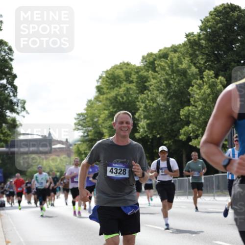 29.06.2025 - hella hamburg halbmarathon Jannik Wohlers http://msf.ph/oto/8270274 29.06.2025 10:01:25 Lombardsbrücke 1184, 1329, 1464, 1653, 1729, 1881, 1940, 2806, 2957, 3039, 4286, 4328, 4663, 5602, 5603, 5742, 6327, 6438, 6595, 8578, 8926, 9230, 10882, 10915, 11771, 11808, 12564, 12734, 12736, 12781, 14026, 14175, 14176, 14375, 14471, 15093, 16424, 16426, 16540, 16909, 17017, 17136, 17503, 17670, 17810, 17951, 17952, 18232, 18555, 18855, 18954, 19159 meine-sportfotos.de