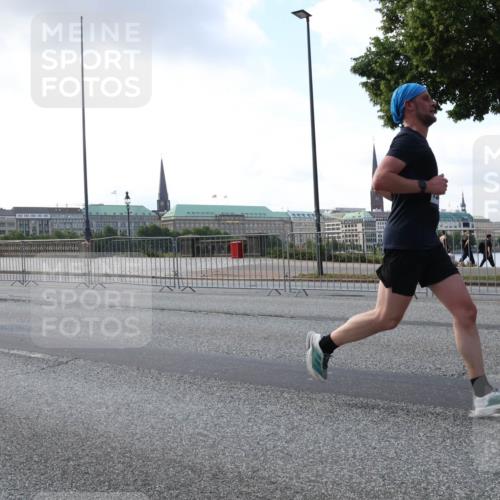 29.06.2025 - hella hamburg halbmarathon Lena Gebhardt http://msf.ph/oto/8270288 29.06.2025 09:44:51 Lombardsbrücke 1065, 1827, 2021, 2879, 3075, 3201, 3845, 3968, 4678, 5269, 5367, 6619, 7349, 8473, 8731, 10106, 10156, 10848, 11169, 11877, 12287, 12337, 12369, 12900, 13779, 13838, 13956, 14164, 14828, 15268, 15576, 15583, 15880, 16118, 16377, 16508, 16736, 17258, 17354, 18567, 18699, 19114 meine-sportfotos.de