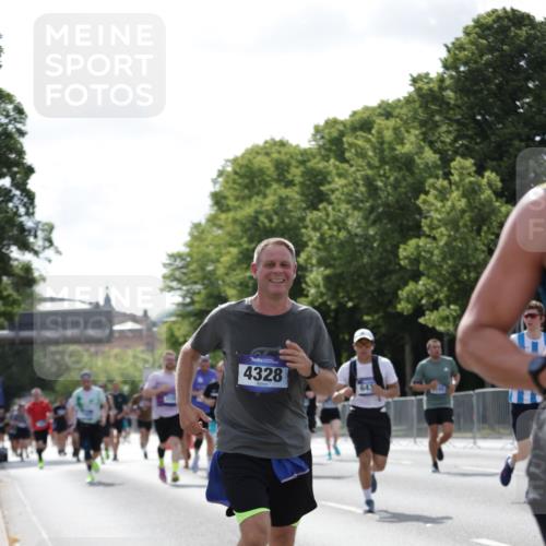 29.06.2025 - hella hamburg halbmarathon Jannik Wohlers http://msf.ph/oto/8270293 29.06.2025 10:01:25 Lombardsbrücke 1184, 1329, 1464, 1653, 1729, 1881, 1940, 2806, 2957, 3039, 4286, 4328, 4663, 5602, 5603, 5742, 6327, 6438, 6595, 8578, 8926, 9230, 10882, 10915, 11771, 11808, 12564, 12734, 12736, 12781, 14026, 14175, 14176, 14375, 14471, 15093, 16424, 16426, 16540, 16909, 17017, 17136, 17503, 17670, 17810, 17951, 17952, 18232, 18555, 18855, 18954, 19159 meine-sportfotos.de