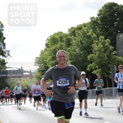 29.06.2025 - hella hamburg halbmarathon Jannik Wohlers http://msf.ph/oto/8270429 29.06.2025 10:01:25 Lombardsbrücke 1184, 1329, 1464, 1653, 1729, 1881, 1940, 2806, 2957, 3039, 4286, 4328, 4663, 5602, 5603, 5742, 6327, 6438, 6595, 8578, 8926, 9230, 10882, 10915, 11771, 11808, 12564, 12734, 12736, 12781, 14026, 14175, 14176, 14375, 14471, 15093, 16424, 16426, 16540, 16909, 17017, 17136, 17503, 17670, 17810, 17951, 17952, 18232, 18555, 18855, 18954, 19159 meine-sportfotos.de