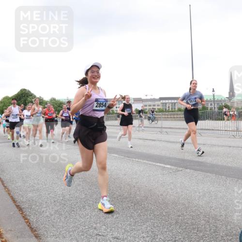 29.06.2025 - hella hamburg halbmarathon Lena Gebhardt http://msf.ph/oto/8270438 29.06.2025 10:54:18 Lombardsbrücke 1779, 3465, 3467, 1263, 2854, 10207, 5514, 1017, 1263, 1687, 1744, 1762, 1779, 1789, 1822, 1949, 2079, 2244, 2372, 2532, 2600, 2761, 2854, 3079, 3187, 3188, 3249, 3364, 3465, 3467, 3557, 3761, 3795, 3857, 4323, 4685, 4720, 4838, 4971, 5157, 5185, 5216, 5309, 5430, 5514, 5804, 5817, 5898, 5933, 5964, 5993, 6023, 6192, 6279, 6468, 6583, 6987, 6988, 7498, 7614, 7670, 7874, 7946, 7986, 8801, 8803, 8867, 8924, 9130, 9138, 9203, 9503, 9572, 10207, 11354, 11390, 11785, 12930 meine-sportfotos.de