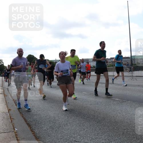 29.06.2025 - hella hamburg halbmarathon Lena Gebhardt http://msf.ph/oto/8270444 29.06.2025 09:57:26 Lombardsbrücke 12348, 18331, 2855, 3698, 1030, 1086, 1193, 1327, 1381, 1422, 1442, 1537, 1657, 1783, 2025, 2119, 2252, 2444, 2488, 2595, 2814, 2839, 2855, 2869, 3048, 3093, 3096, 3103, 3575, 3698, 3791, 3999, 4261, 4299, 4379, 4558, 4726, 4770, 4986, 5008, 5013, 5018, 5021, 5024, 5319, 5633, 5744, 5820, 5907, 6125, 6374, 6720, 6762, 6795, 6942, 7177, 7221, 7259, 7397, 7594, 7742, 7918, 7930, 7932, 7973, 8112, 8313, 8651, 8813, 8930, 9060, 9316, 10191 meine-sportfotos.de