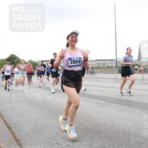29.06.2025 - hella hamburg halbmarathon Lena Gebhardt http://msf.ph/oto/8270466 29.06.2025 10:54:19 Lombardsbrücke 1263, 9167, 1779, 14416, 2854, 1017, 1263, 1687, 1744, 1762, 1779, 1789, 1822, 1949, 2244, 2372, 2532, 2586, 2600, 2761, 2854, 3079, 3187, 3188, 3249, 3364, 3465, 3467, 3557, 3761, 3795, 3857, 4323, 4685, 4720, 4838, 4971, 5157, 5185, 5216, 5309, 5514, 5804, 5817, 5898, 5933, 5964, 5993, 6023, 6192, 6279, 6468, 6583, 6987, 6988, 7498, 7614, 7670, 7874, 7946, 7986, 8801, 8803, 8867, 8924, 9130, 9138, 9203, 9503, 9572, 10207, 11354, 11390, 11785, 12930 meine-sportfotos.de