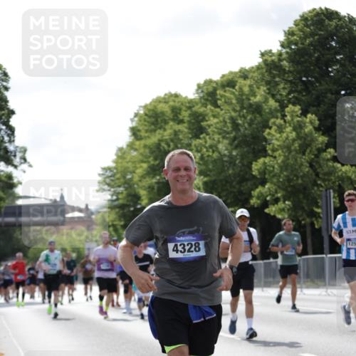 29.06.2025 - hella hamburg halbmarathon Jannik Wohlers http://msf.ph/oto/8270496 29.06.2025 10:01:25 Lombardsbrücke 1184, 1329, 1464, 1653, 1729, 1881, 1940, 2806, 2957, 3039, 4286, 4328, 4663, 5602, 5603, 5742, 6327, 6438, 6595, 8578, 8926, 9230, 10882, 10915, 11771, 11808, 12564, 12734, 12736, 12781, 14026, 14175, 14176, 14375, 14471, 15093, 16424, 16426, 16540, 16909, 17017, 17136, 17503, 17670, 17810, 17951, 17952, 18232, 18555, 18855, 18954, 19159 meine-sportfotos.de