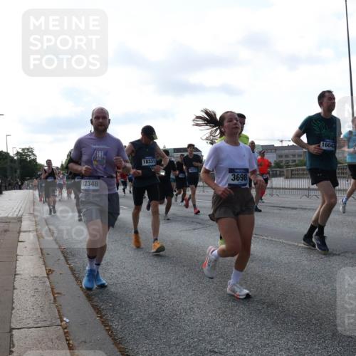29.06.2025 - hella hamburg halbmarathon Lena Gebhardt http://msf.ph/oto/8270500 29.06.2025 09:57:27 Lombardsbrücke 12348, 18331, 10376, 3698, 16043, 6942, 1030, 1086, 1193, 1327, 1381, 1422, 1442, 1537, 1657, 1783, 2025, 2119, 2252, 2444, 2488, 2595, 2814, 2839, 2855, 2869, 3048, 3093, 3096, 3103, 3575, 3698, 3791, 3999, 4261, 4299, 4379, 4558, 4726, 4770, 4986, 5008, 5013, 5018, 5021, 5024, 5032, 5319, 5633, 5744, 5820, 5907, 6125, 6374, 6720, 6762, 6795, 6942, 7177, 7221, 7259, 7397, 7594, 7742, 7918, 7930, 7932, 7973, 8112, 8313, 8651, 8813, 8930, 9060, 9316, 10191 meine-sportfotos.de