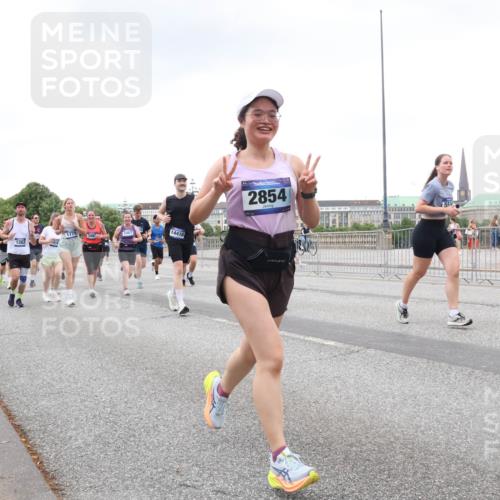 29.06.2025 - hella hamburg halbmarathon Lena Gebhardt http://msf.ph/oto/8270503 29.06.2025 10:54:19 Lombardsbrücke 1263, 1779, 3467, 14416, 2854, 5510, 1017, 1263, 1687, 1744, 1762, 1779, 1789, 1822, 1949, 2244, 2372, 2532, 2586, 2600, 2761, 2854, 3079, 3187, 3188, 3249, 3364, 3465, 3467, 3557, 3761, 3795, 3857, 4323, 4685, 4720, 4838, 4971, 5157, 5185, 5216, 5309, 5514, 5804, 5817, 5898, 5933, 5964, 5993, 6023, 6192, 6279, 6468, 6583, 6987, 6988, 7498, 7614, 7670, 7874, 7946, 7986, 8801, 8803, 8867, 8924, 9130, 9138, 9203, 9503, 9572, 10207, 11354, 11390, 11785, 12930 meine-sportfotos.de
