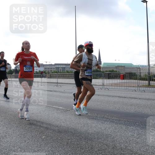 29.06.2025 - hella hamburg halbmarathon Lena Gebhardt http://msf.ph/oto/8270517 29.06.2025 09:44:53 Lombardsbrücke 19, 14164, 3201, 1650, 1065, 1827, 2021, 2879, 3075, 3201, 3845, 3968, 4678, 5269, 5367, 6619, 7349, 8473, 8731, 10106, 10156, 10486, 10848, 11169, 11877, 12287, 12337, 12369, 12900, 13779, 13838, 13956, 14140, 14164, 15268, 15576, 15583, 15880, 15883, 16118, 16377, 16508, 16713, 16736, 17258, 17354, 17428, 18567, 18699, 19114 meine-sportfotos.de