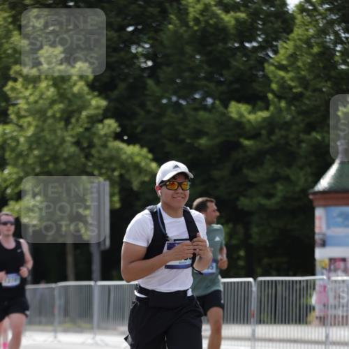 29.06.2025 - hella hamburg halbmarathon Jannik Wohlers http://msf.ph/oto/8270551 29.06.2025 10:01:27 Lombardsbrücke 1184, 1364, 1464, 1653, 1729, 1881, 1940, 2806, 2957, 3039, 4286, 4328, 5602, 5603, 5742, 6327, 6438, 6595, 7189, 8578, 9230, 10177, 10882, 10915, 11771, 11808, 12564, 12734, 12736, 12781, 14026, 14175, 14176, 14471, 16424, 16426, 16540, 16770, 16909, 17017, 17136, 17503, 17670, 17810, 17951, 17952, 18555, 18855, 19159 meine-sportfotos.de