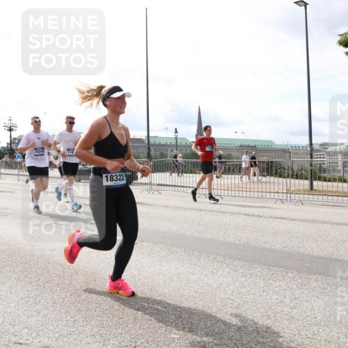 29.06.2025 - hella hamburg halbmarathon Lena Gebhardt http://msf.ph/oto/8270583 29.06.2025 10:19:58 Lombardsbrücke 16240, 1103, 18322, 1110, 1115, 1145, 1154, 1534, 2064, 2357, 2405, 2441, 2918, 2993, 2995, 3278, 3446, 3678, 4108, 4110, 4170, 4539, 4562, 4570, 4585, 4614, 4737, 4739, 4979, 5035, 5123, 5251, 5397, 5556, 5659, 5811, 5812, 5849, 5878, 6444, 6796, 6797, 6872, 6874, 6939, 7137, 7248, 7249, 7519, 7739, 7744, 7808, 7836, 7917, 8146, 8387, 8427, 8462, 8738, 9196, 9735, 10349, 10540, 10550, 10594, 10622, 10701, 11028, 11036 meine-sportfotos.de