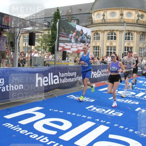 29.06.2025 - hella hamburg halbmarathon Michael Strokosch http://msf.ph/oto/8270613 29.06.2025 10:53:10 Ziel 2111, 2208, 3059, 3258, 3334, 4121, 7864, 8587, 9093, 9537, 12155, 14323, 16986, 19208 meine-sportfotos.de