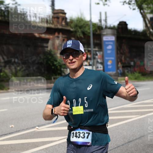 29.06.2025 - hella hamburg halbmarathon Yannick Fuchs http://msf.ph/oto/8270622 29.06.2025 10:36:58 20KM 1209, 1312, 1700, 1903, 2233, 3523, 4235, 4823, 5436, 5682, 6639, 6721, 6770, 7035, 7363, 7448, 7693, 7734, 7765, 7865, 9833, 10216, 10469, 11907, 12098, 13446, 13483, 13709, 13725, 14811, 15095, 15175, 15270, 15297, 15301, 16295, 16507, 16626, 16660, 16677, 17000, 17016, 17177, 17363, 17637, 17864, 18330, 18559, 18632, 18680, 18920 meine-sportfotos.de