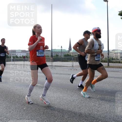 29.06.2025 - hella hamburg halbmarathon Lena Gebhardt http://msf.ph/oto/8270623 29.06.2025 09:44:53 Lombardsbrücke 14164, 5269, 3201, 1650, 1065, 1827, 2021, 2879, 3075, 3201, 3845, 3968, 4678, 5269, 5367, 6619, 7349, 8473, 8731, 10106, 10156, 10486, 10848, 11169, 11877, 12287, 12337, 12369, 12900, 13779, 13838, 13956, 14140, 14164, 15268, 15576, 15583, 15880, 15883, 16118, 16377, 16508, 16713, 16736, 17258, 17354, 17428, 18567, 18699, 19114 meine-sportfotos.de