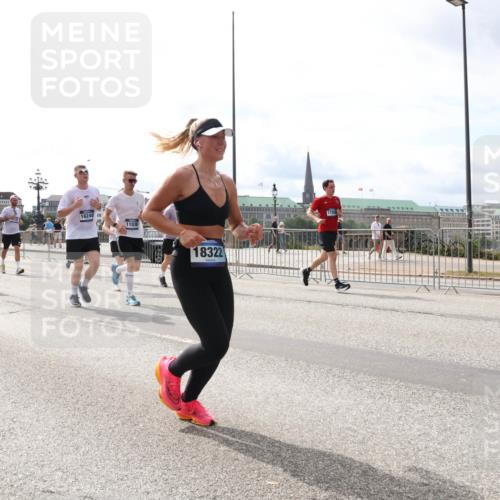29.06.2025 - hella hamburg halbmarathon Lena Gebhardt http://msf.ph/oto/8270639 29.06.2025 10:19:58 Lombardsbrücke 7137, 16240, 11036, 18322, 1110, 1115, 1145, 1154, 1534, 2064, 2357, 2405, 2441, 2918, 2993, 2995, 3278, 3446, 3678, 4108, 4110, 4170, 4539, 4562, 4570, 4585, 4614, 4737, 4739, 4979, 5035, 5123, 5251, 5397, 5556, 5659, 5811, 5812, 5849, 5878, 6444, 6796, 6797, 6872, 6874, 6939, 7137, 7248, 7249, 7519, 7739, 7744, 7808, 7836, 7917, 8146, 8387, 8427, 8462, 8738, 9196, 9735, 10349, 10540, 10550, 10594, 10622, 10701, 11028, 11036 meine-sportfotos.de